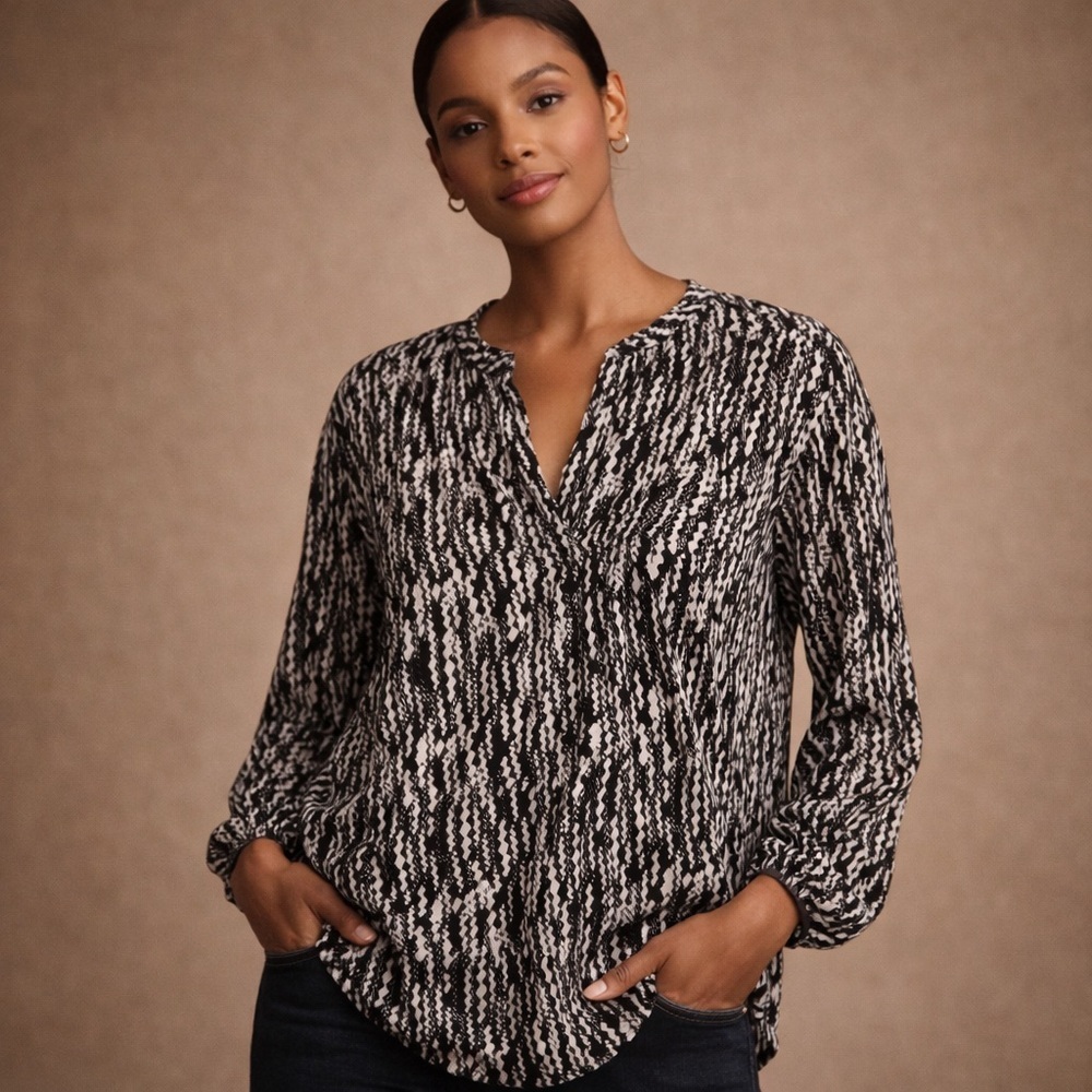 Velvet by Graham & Spencer Black & Cream Abstract V-Neck Blouse Medium